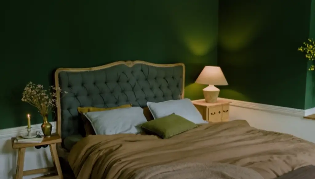 Dark Green Decor for Bedroom Using String Light