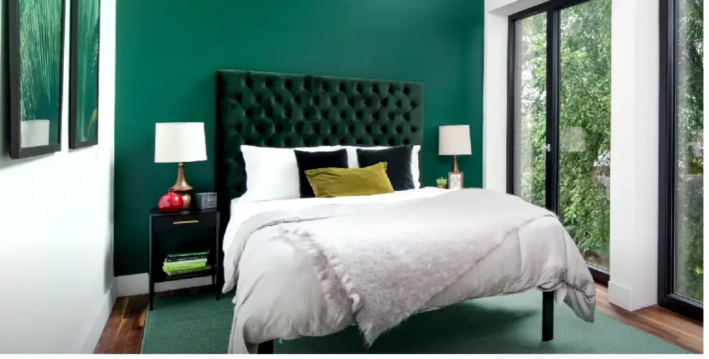 What shades go with emerald green?