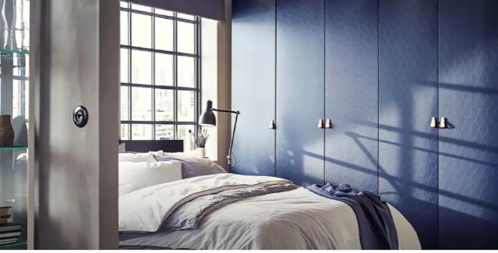 How do navy blue and gray go together in the bedroom?