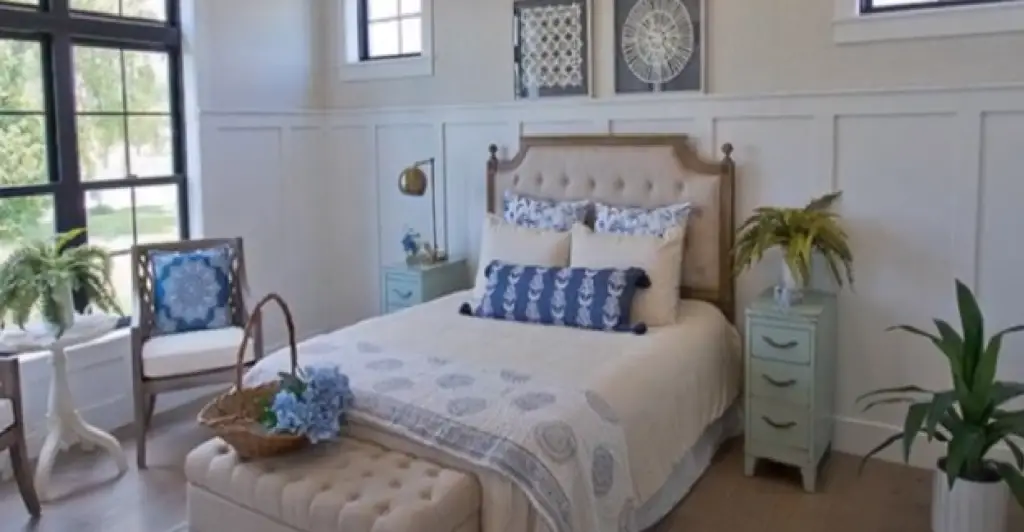 Vintage Décor For Wainscoting Bedroom